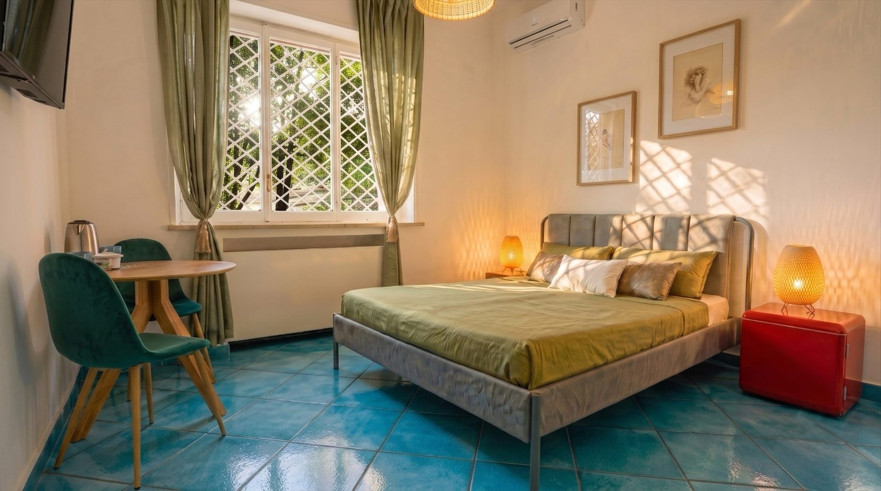 Suite Chiaia: queen-size bed, turquoise majolica and a window looking onto the gardens