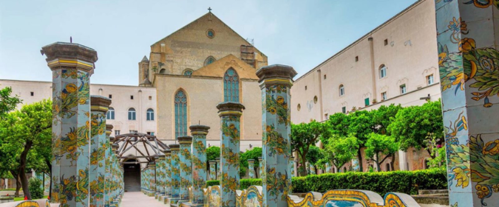 Il Chiostro Maiolicato nel centro di Napoli — Basilica di Santa Chiara, fra i luoghi consigliati dal Follaky Secret Garden