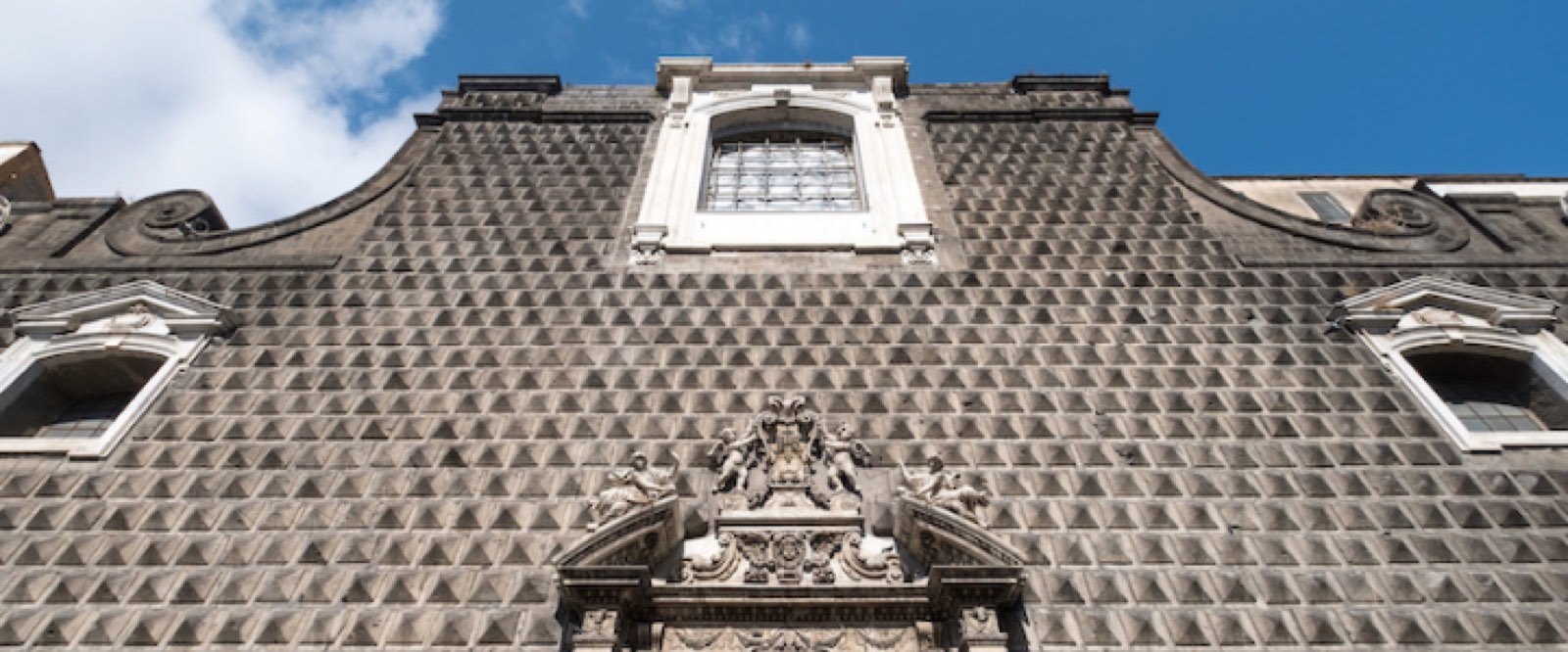 Una facciata severa, un interno barocco — Chiesa del Gesù Nuovo, fra i luoghi consigliati dal Follaky Secret Garden