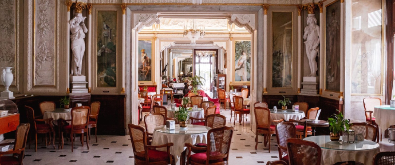 Il Gran Caffè Gambrinus, accanto a piazza del Plebiscito