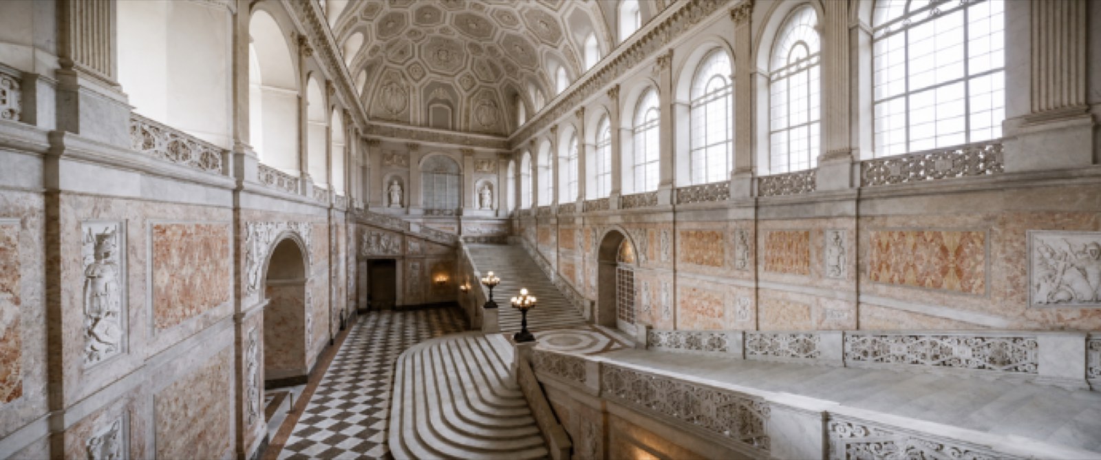 Palazzo Reale di Napoli, su piazza del Plebiscito