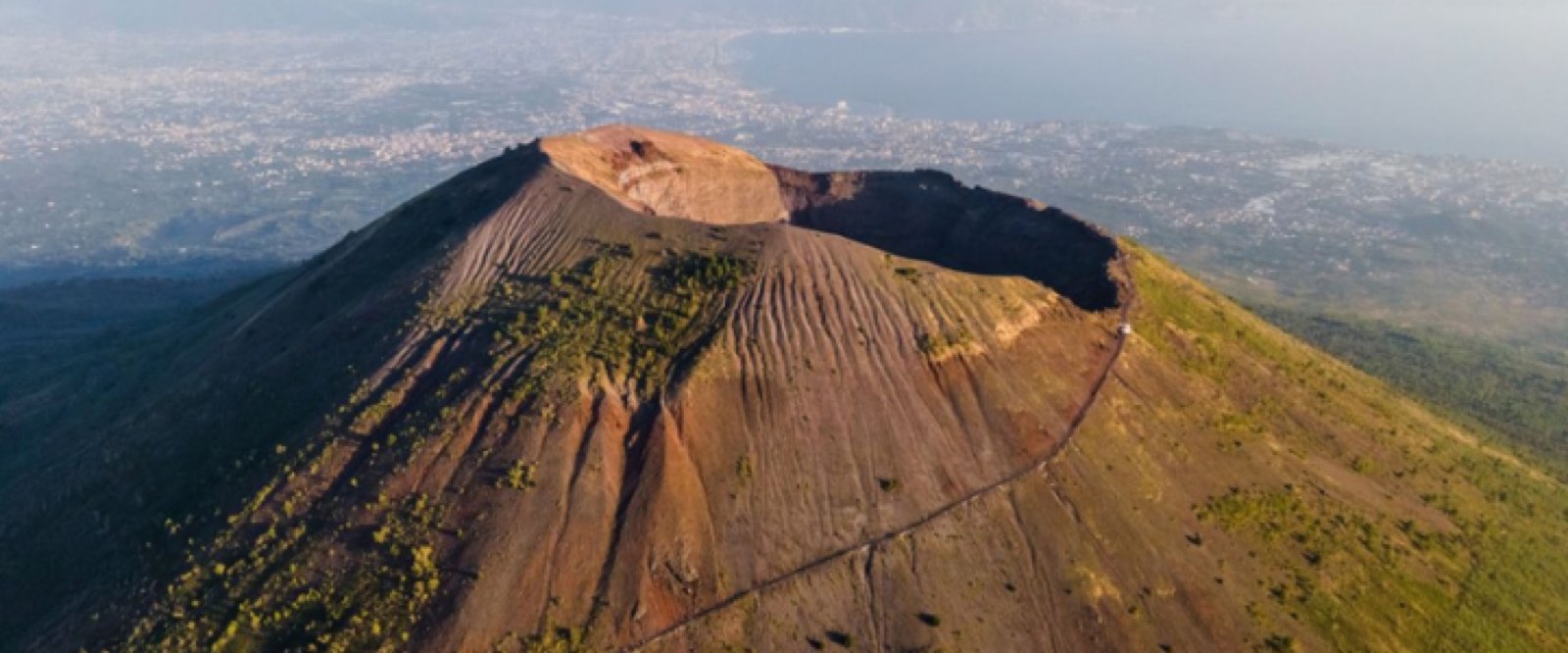 Salire sul Vesuvio e guardare il Golfo dal cratere — Parco Nazionale del Vesuvio, fra i luoghi consigliati dal Follaky Secret Garden