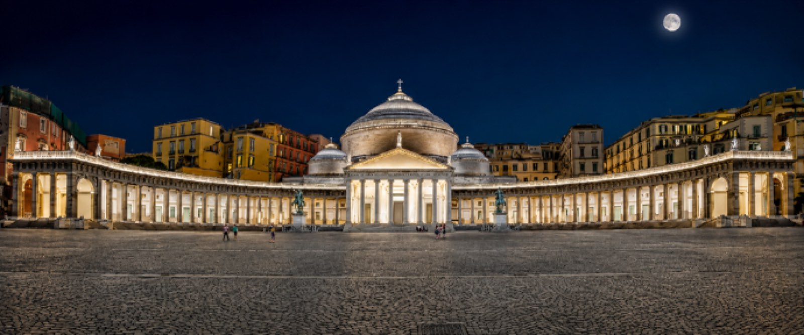 Piazza del Plebiscito a Napoli