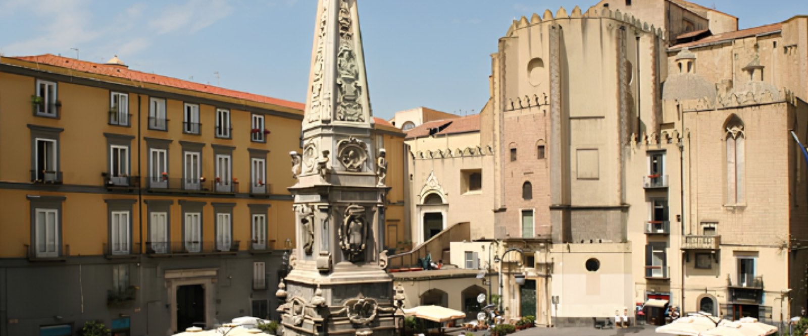 Una delle grandi chiese del centro antico — San Domenico Maggiore, fra i luoghi consigliati dal Follaky Secret Garden