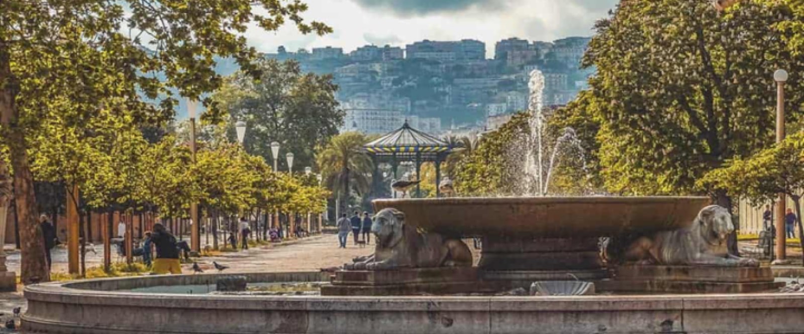 Chiaia a Napoli — Eleganza, mare e vita quotidiana