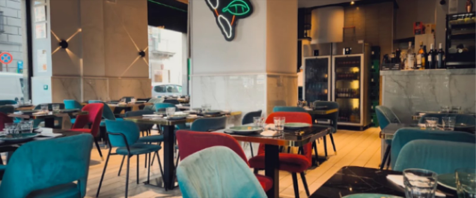 Pizzeria Vincenzo Capuano — Large, bright and always full, recommended by the Follaky Secret Garden