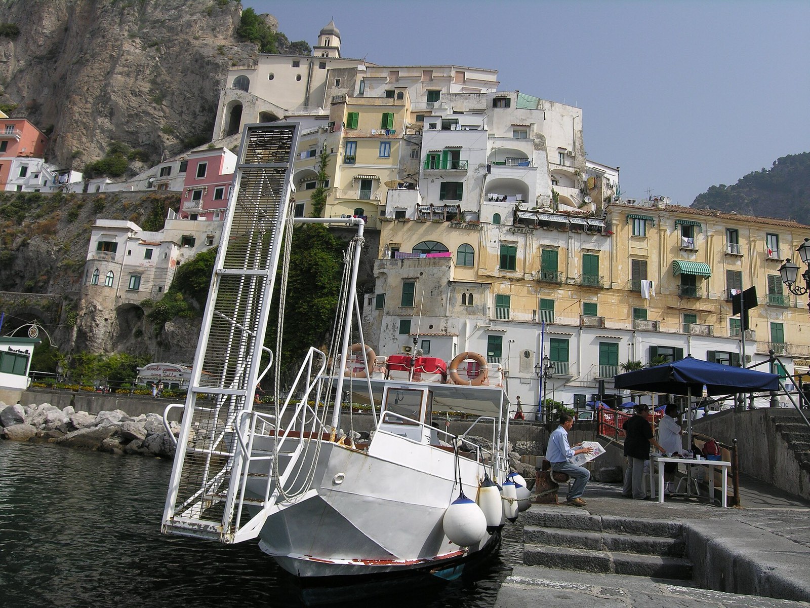 The coast is a map made of light — Departure, a stop on the Follaky itinerary in Naples