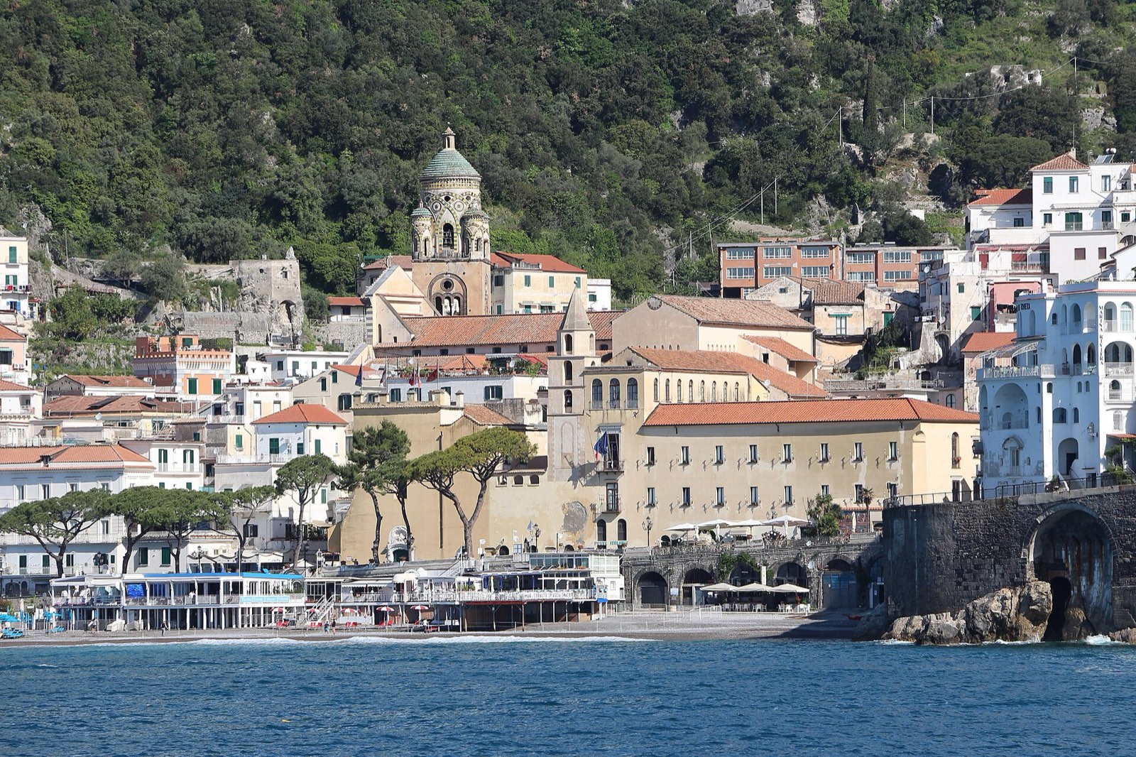 Narrow alleys, for living between rock and sea — Historic centre of Amalfi, a stop on the Follaky itinerary in Naples