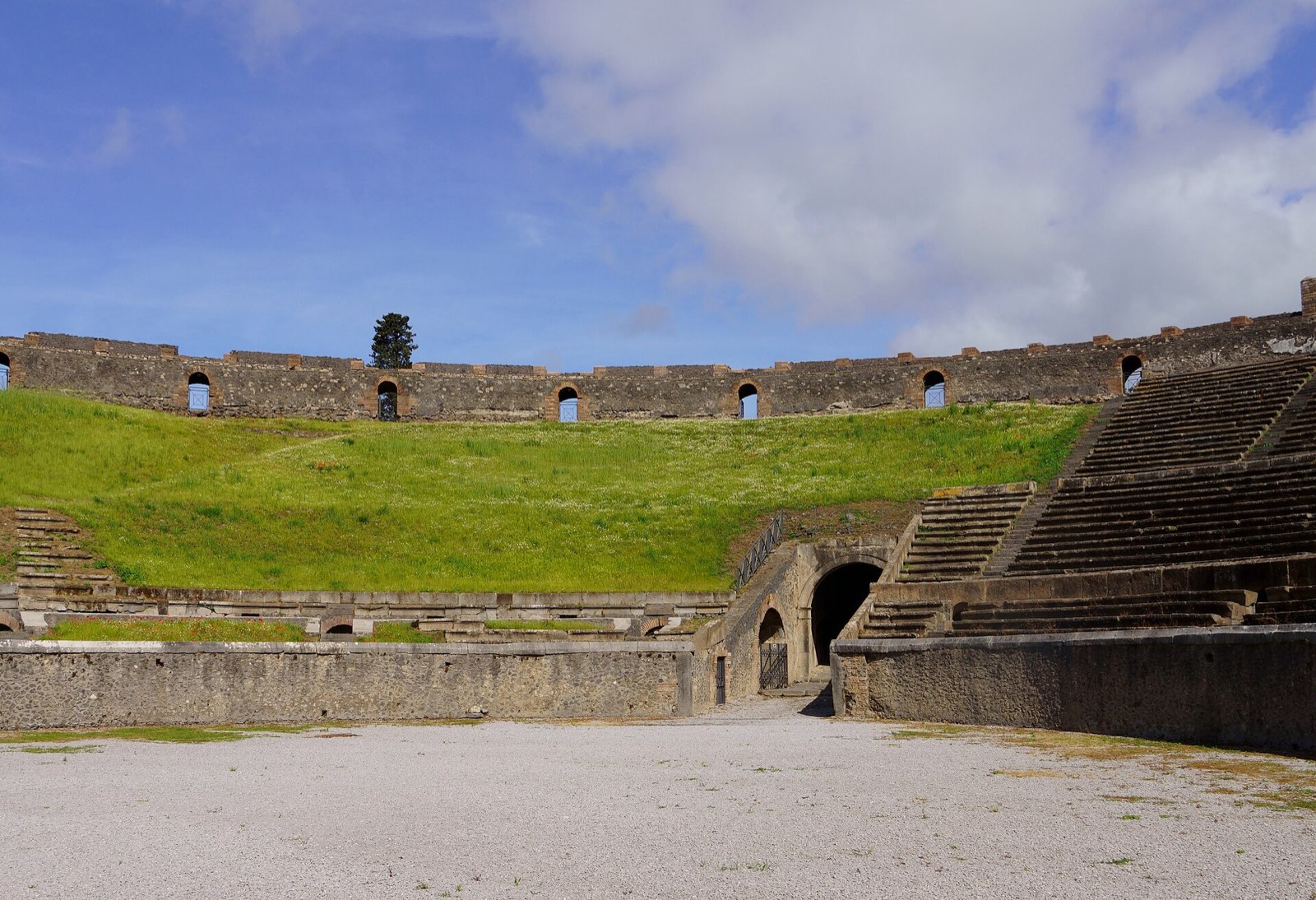 The crowd that is no longer there — Amphitheatre, a stop on the Follaky itinerary in Naples