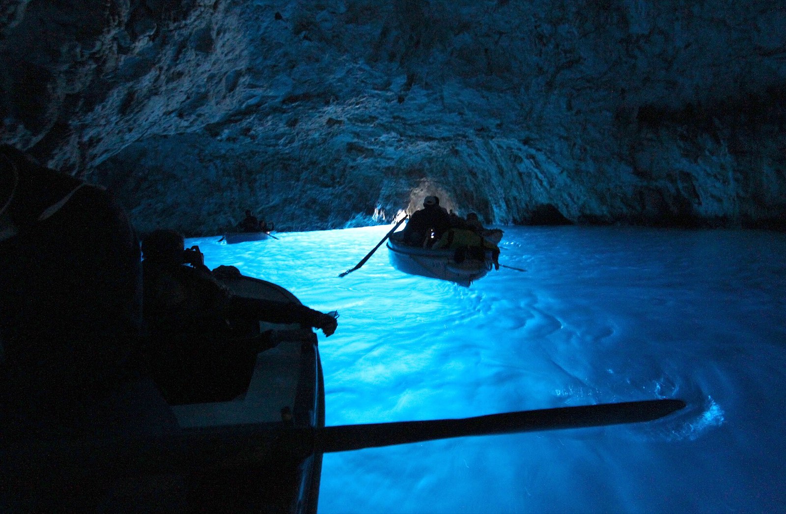 The light that seems impossible — Blue Grotto, a stop on the Follaky itinerary in Naples