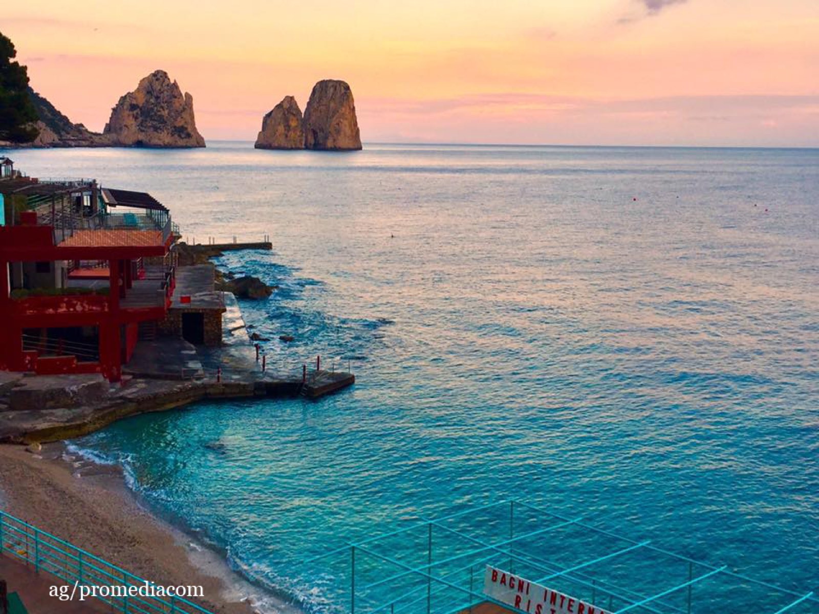 The swim, in two versions — Lido del Faro or Marina Piccola, a stop on the Follaky itinerary in Naples