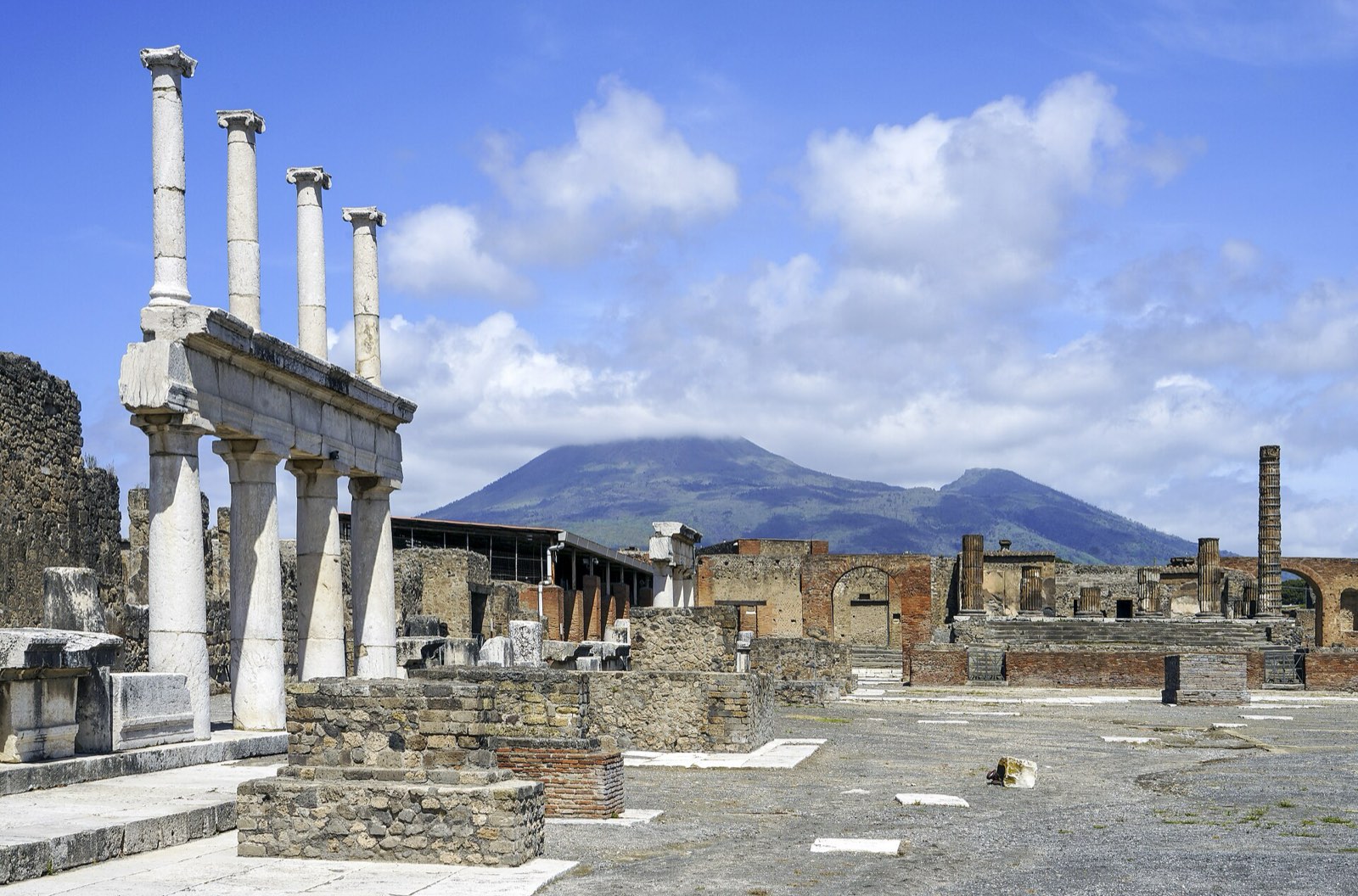 The most comfortable corridor — Train and Pompei Link, a stop on the Follaky itinerary in Naples