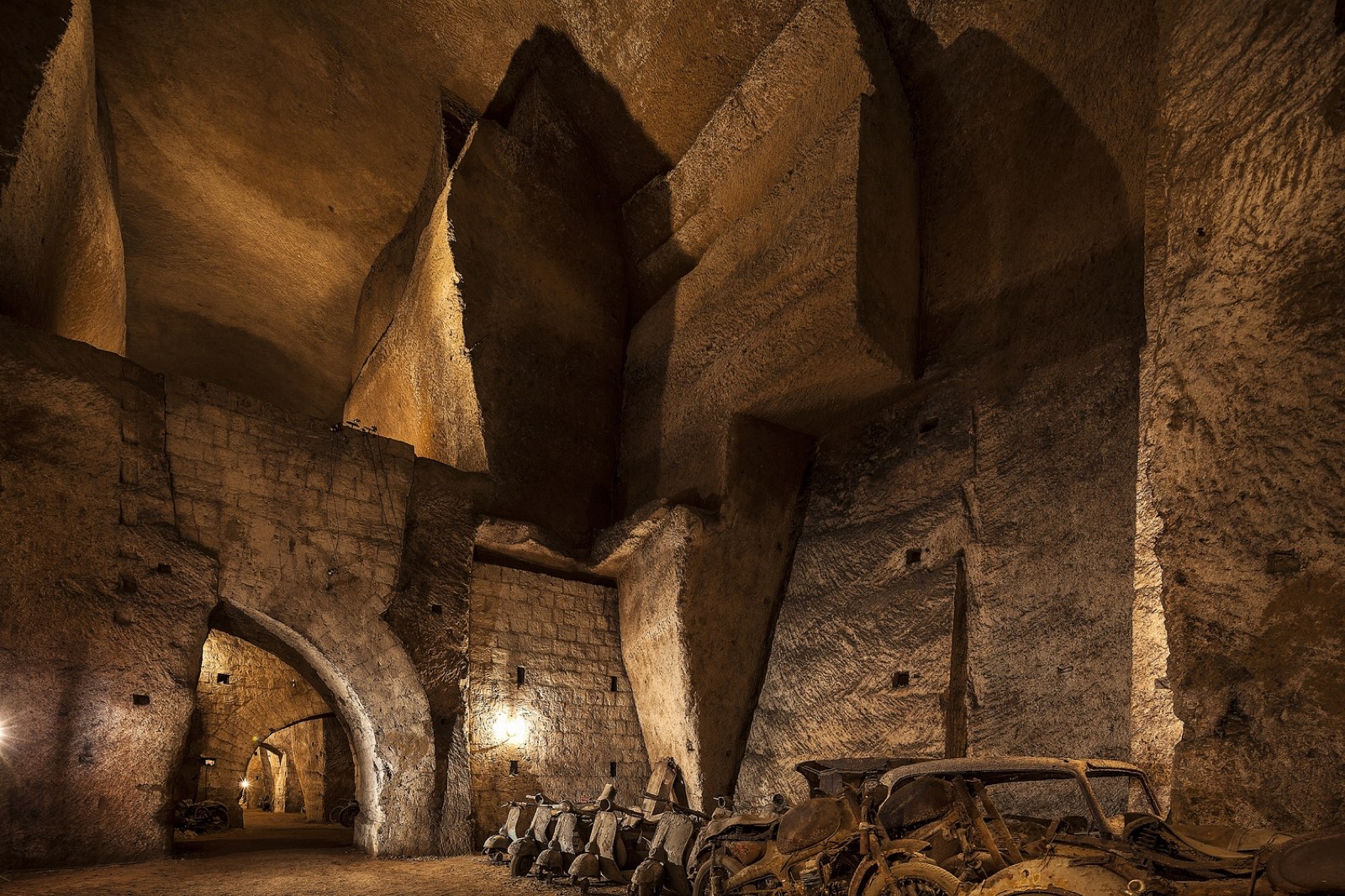 The tunnel of the fleeing kings — Galleria Borbonica, a stop on the Follaky itinerary in Naples