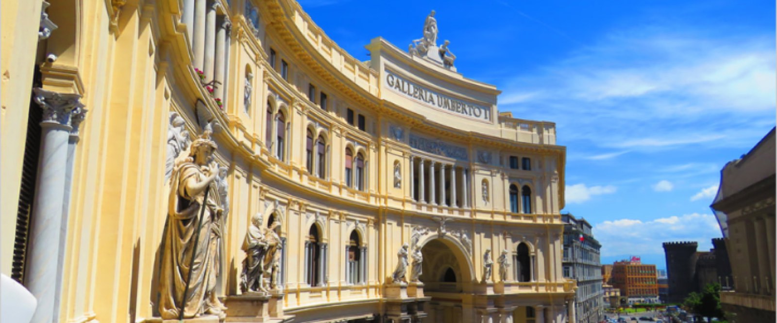 Galleria Umberto I, di fronte al Teatro di San Carlo