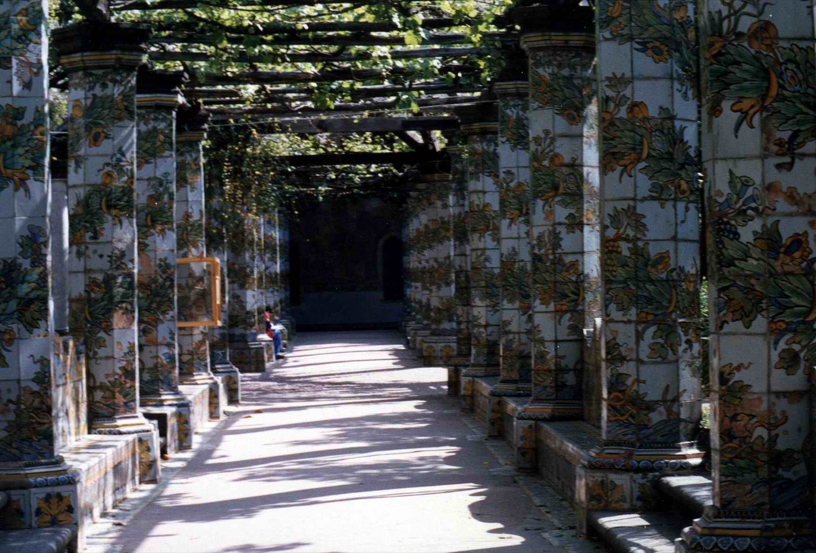 Colonne maiolicate nel chiostro di Santa Chiara