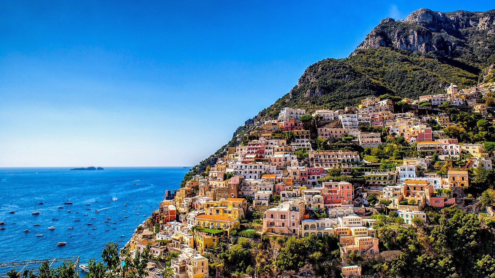 The town as a staircase — Spiaggia Grande and the alleys, a stop on the Follaky itinerary in Naples