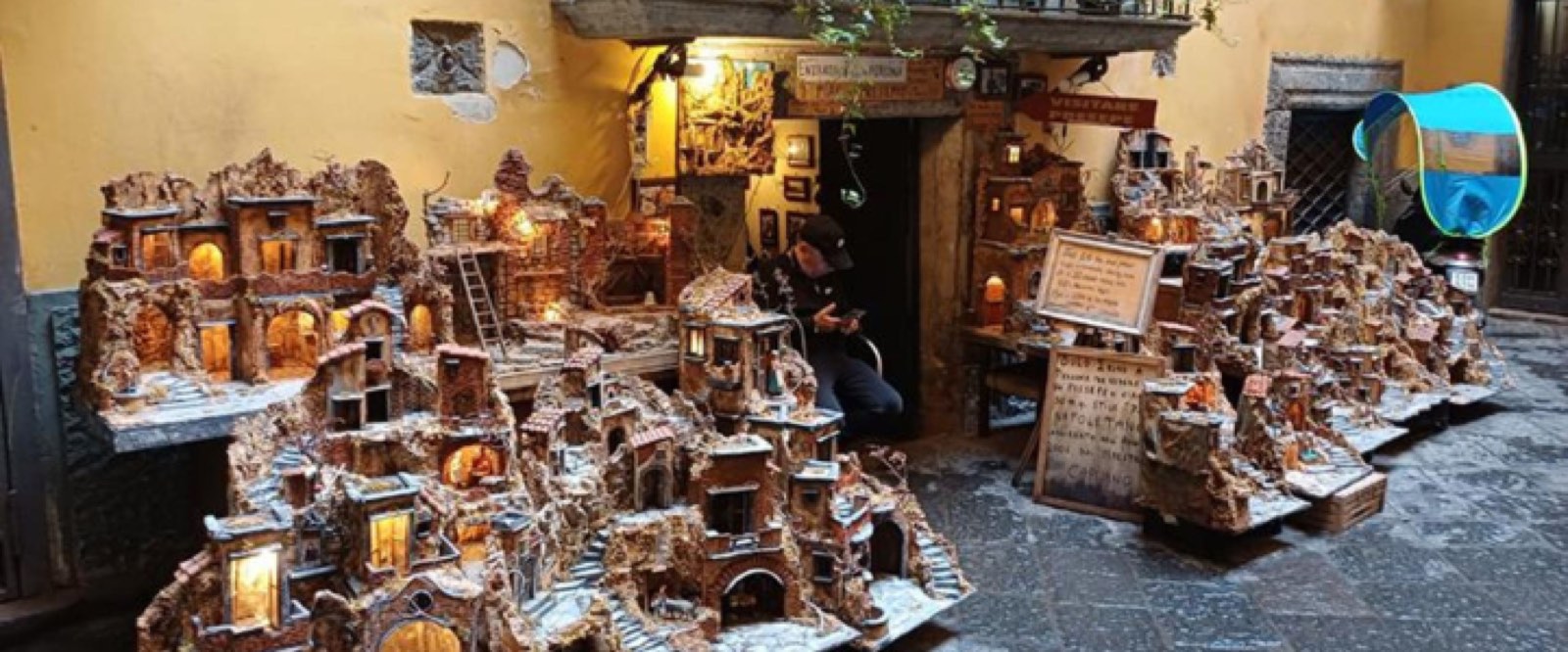 Presepi esposti davanti a una bottega di San Gregorio Armeno