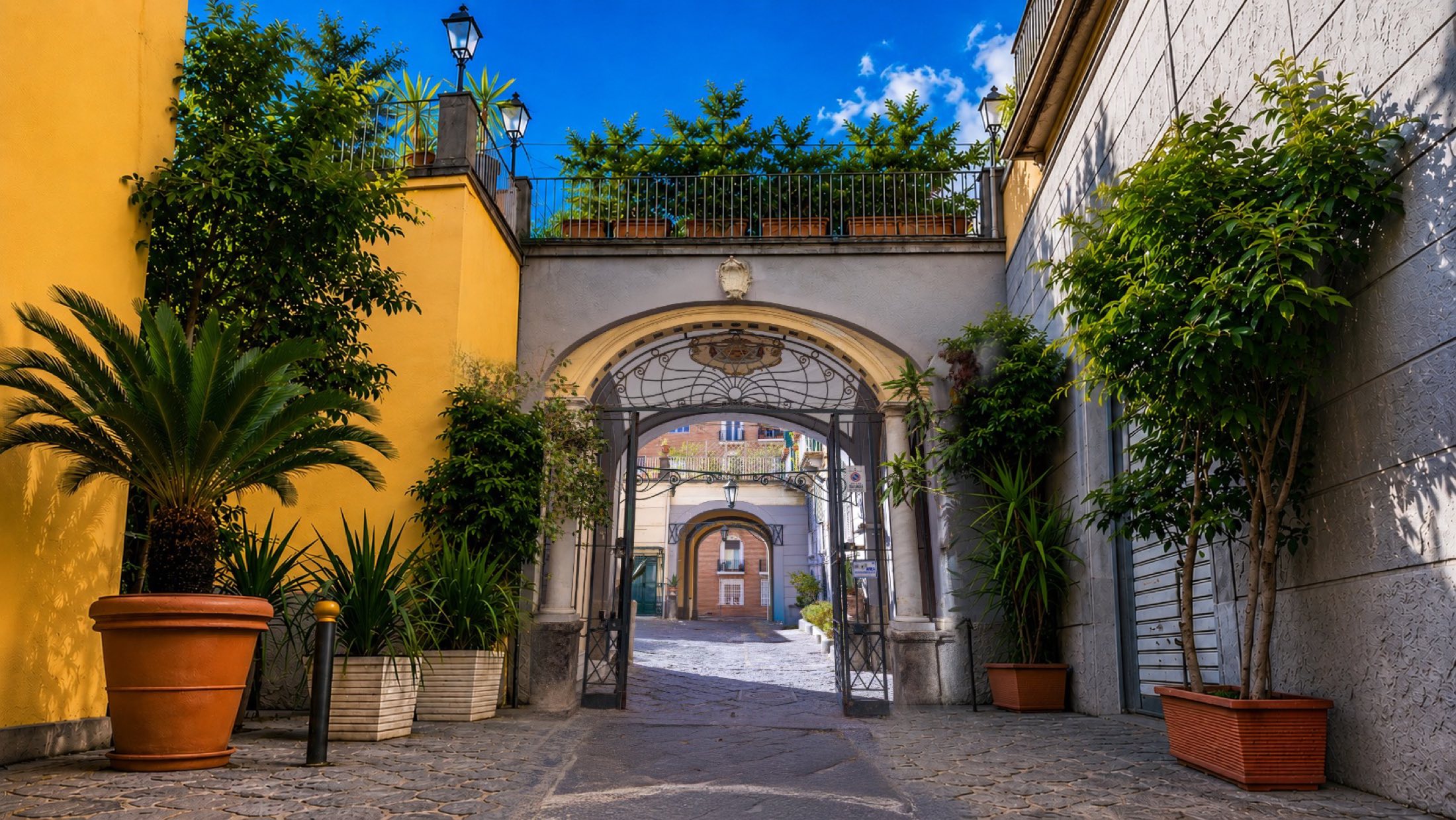 L'ingresso di Palazzo Giovagnoni su via Chiaia, accesso a Follaky Secret Garden