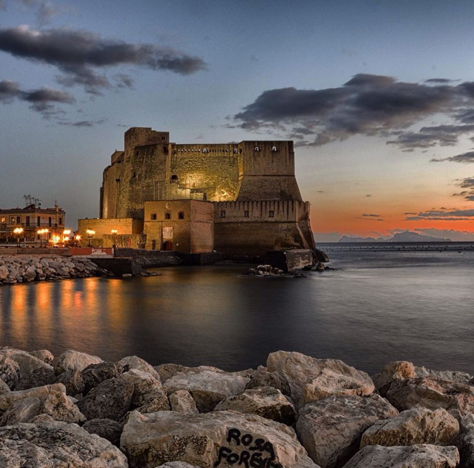Castel dell'Ovo sul mare, al tramonto
