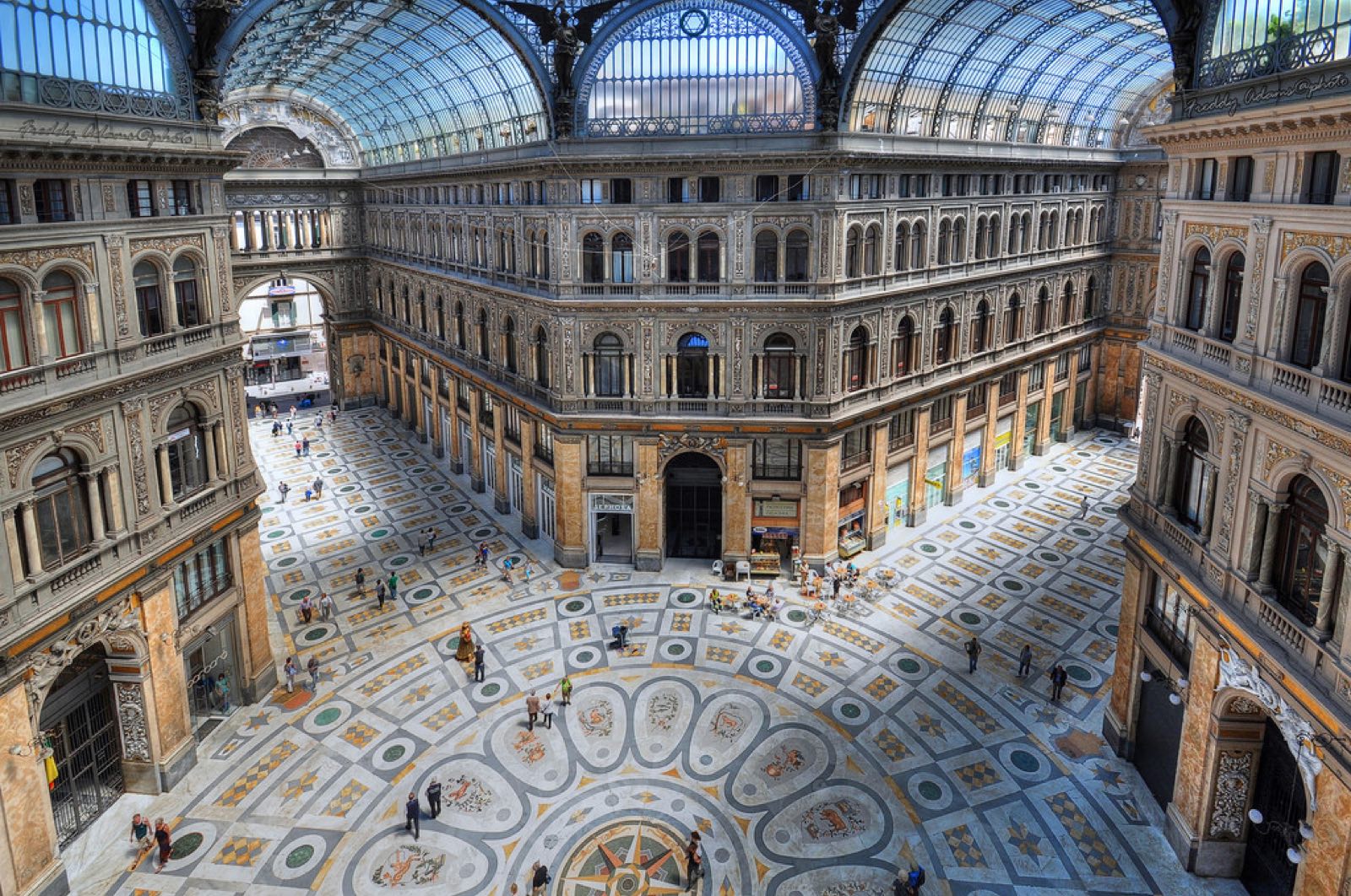 L'interno della Galleria Umberto I, con la cupola di vetro e ferro