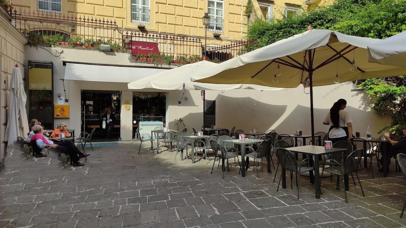 Una tavola apparecchiata a Napoli