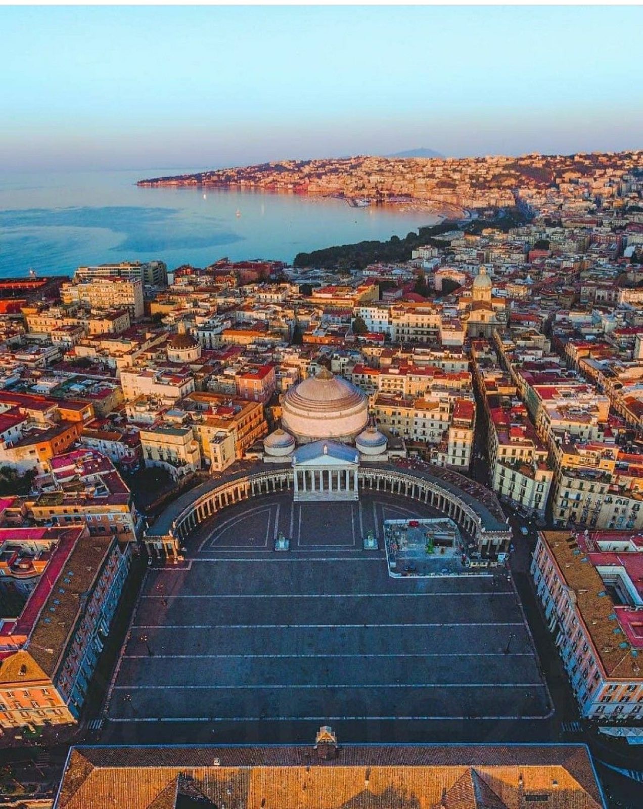 Piazza del Plebiscito a Napoli