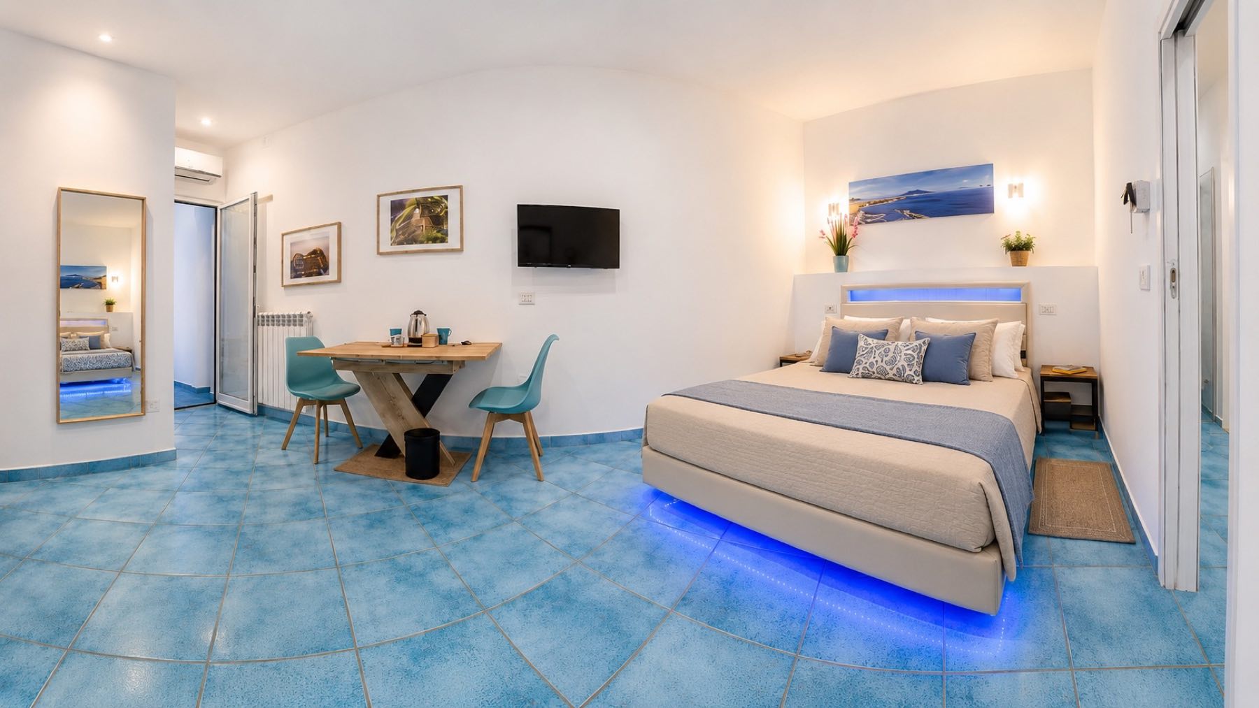 Suite Toledo: white interiors and a turquoise majolica floor