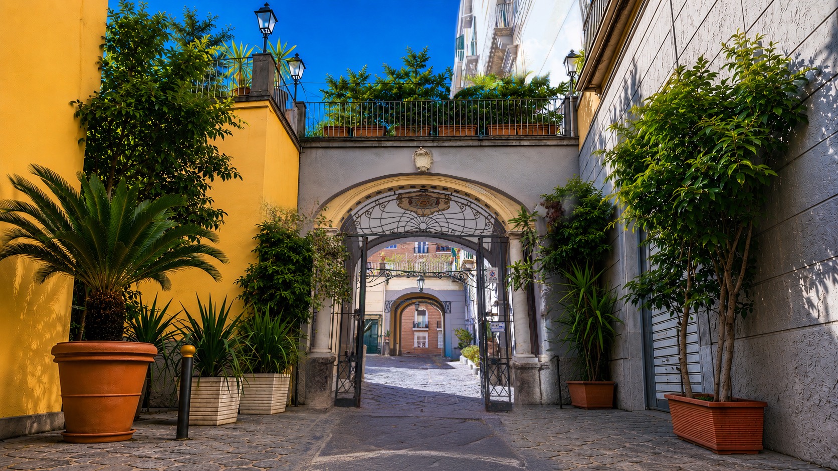 Il cortile d'ingresso di Palazzo Giovagnoni, il parco privato del Follaky Secret Garden a Napoli Chiaia